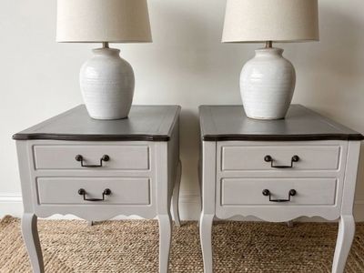 Set of 2 gray nightstands