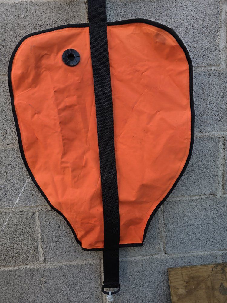 Underwater lift bag with exhaust valve
