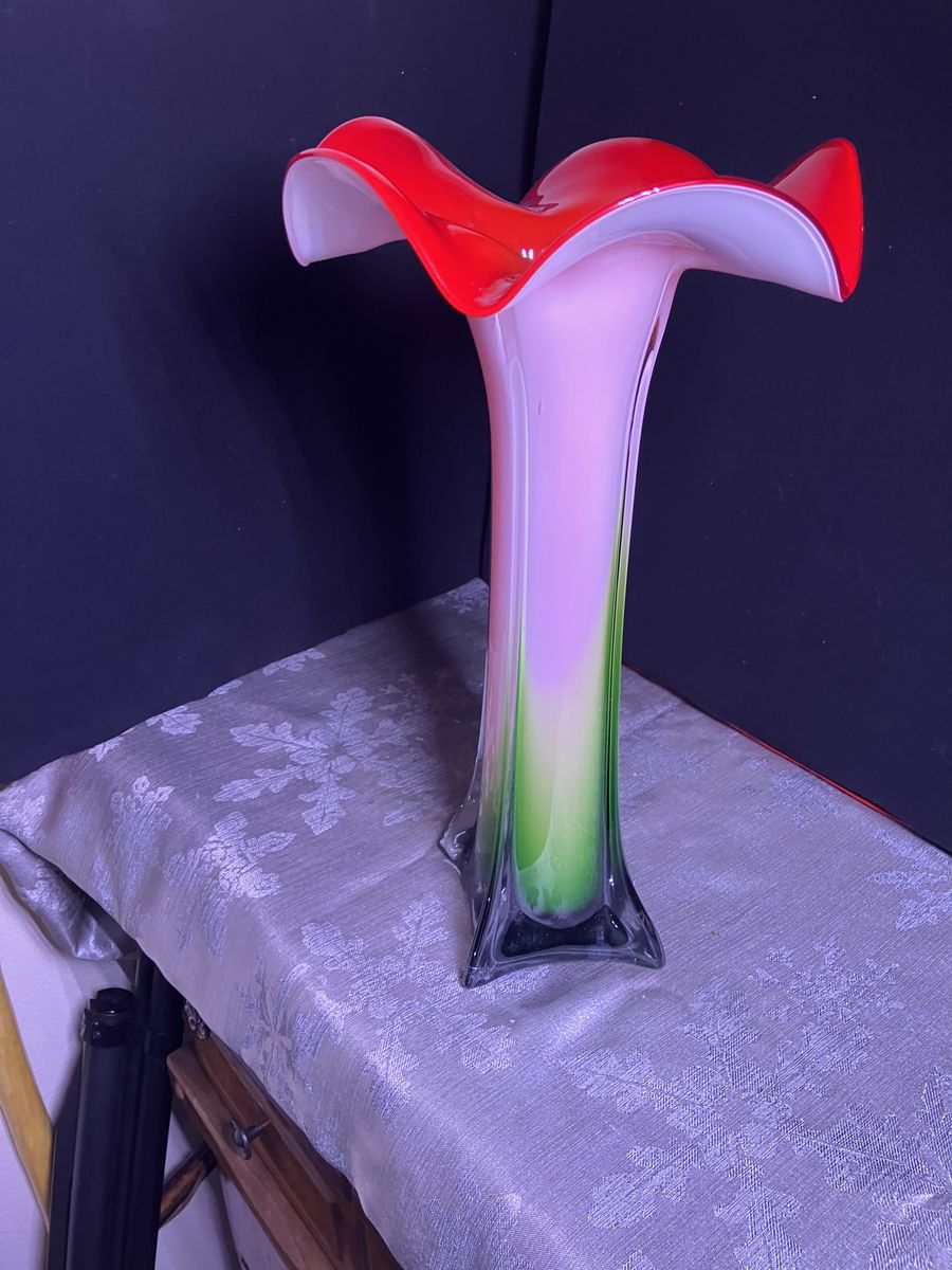 THIS MURANO-STYLE VASE ART GLASS