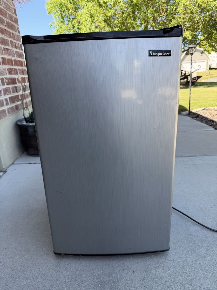 Magic Chef Mini Fridge Compact Refrigerator 3.5 cubic feet