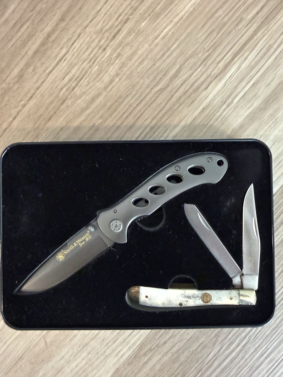 Smith & Wesson 2-Piece Knife Set - Folding Pocket & Trapper Knives in Collector's Tin