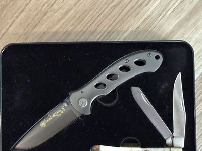 Smith & Wesson 2-Piece Knife Set - Folding Pocket & Trapper Knives in Collector's Tin