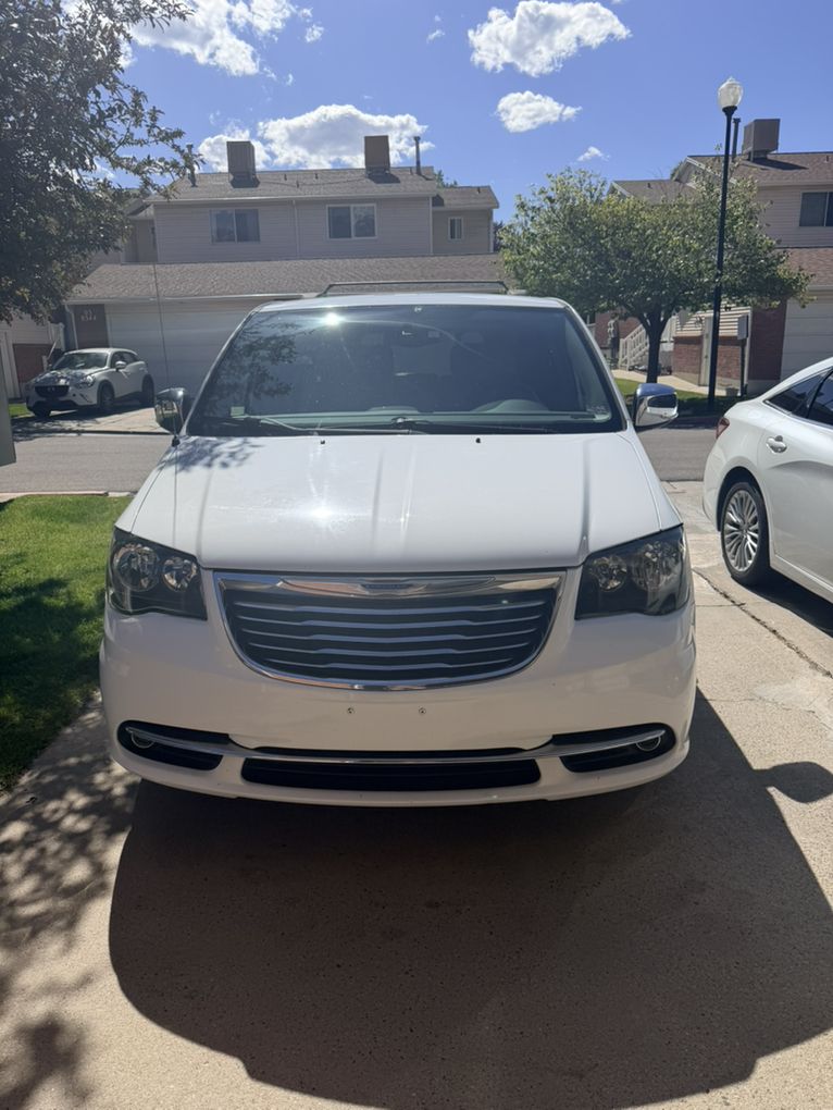 2013 Chrysler Town and Country Limited