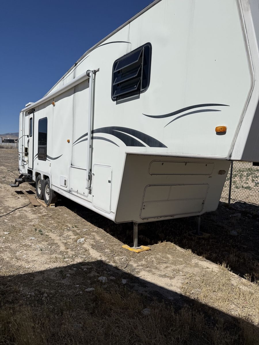 1997 Fifth wheel Trailer