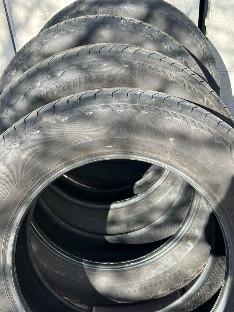 Like New 275/60/20 Tires