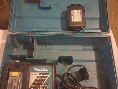 Makita rapid charger and battery and case