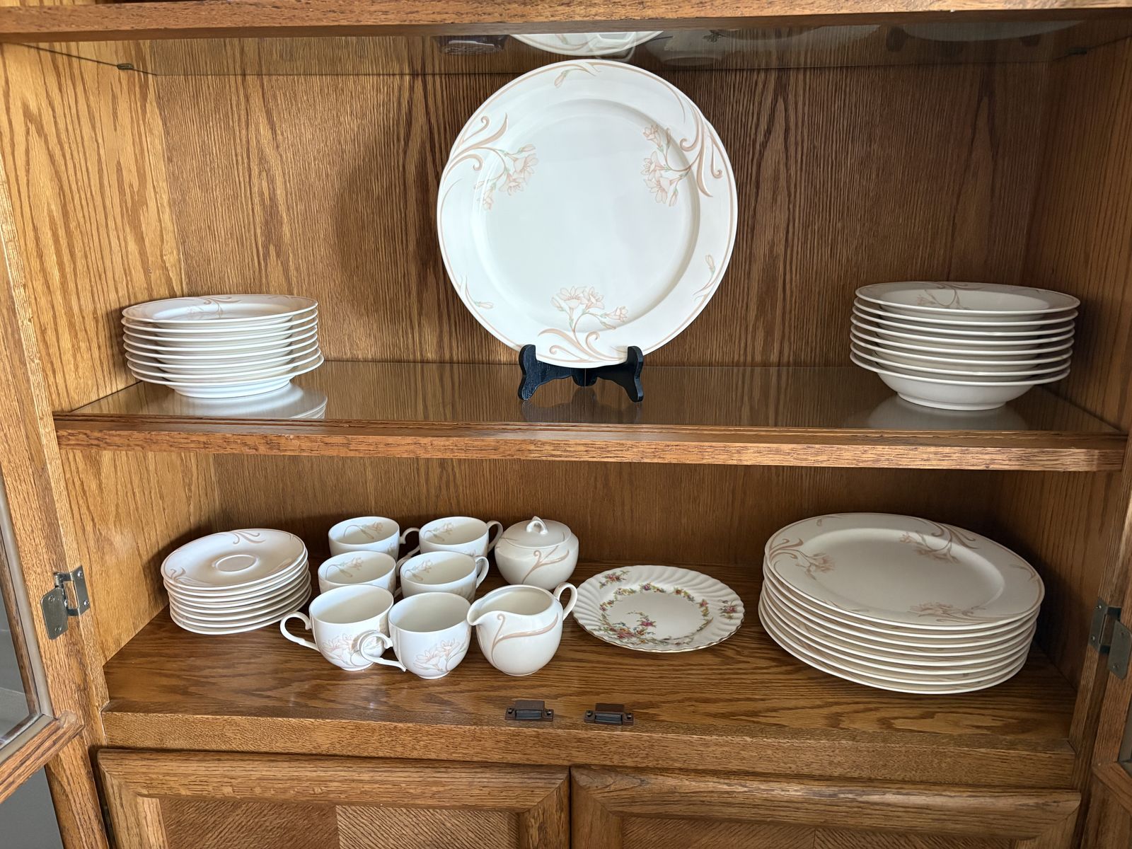 Vintage Arta China Set – “Contours Freesia”