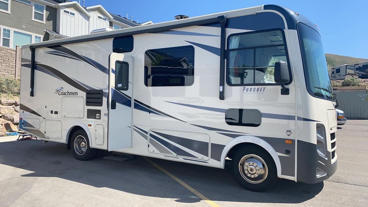 2020 Coachmen Pursuit Precision 27DS Class A Motorhome – ONLY 13,000 Miles