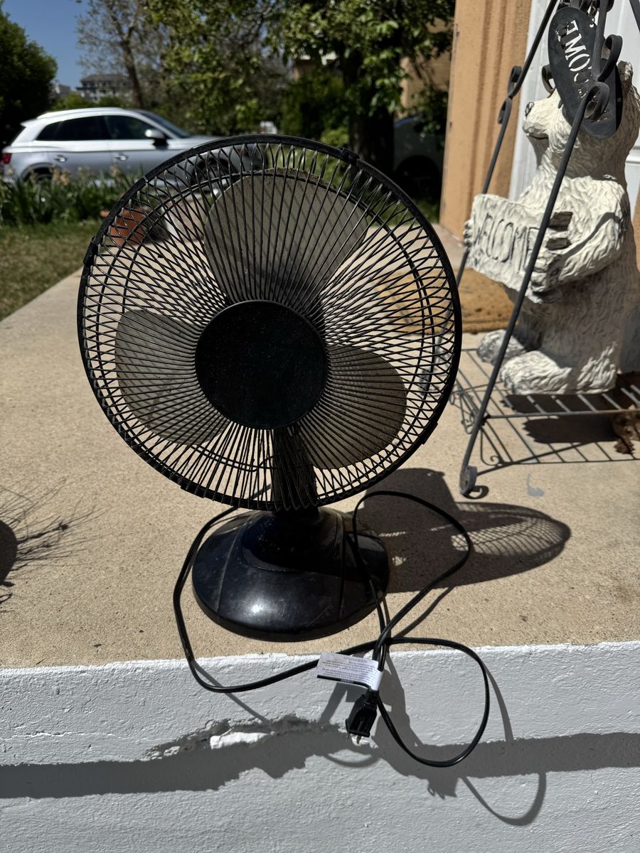 Intertek table fan, model FT30-8MBB