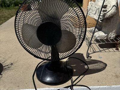 Intertek table fan, model FT30-8MBB