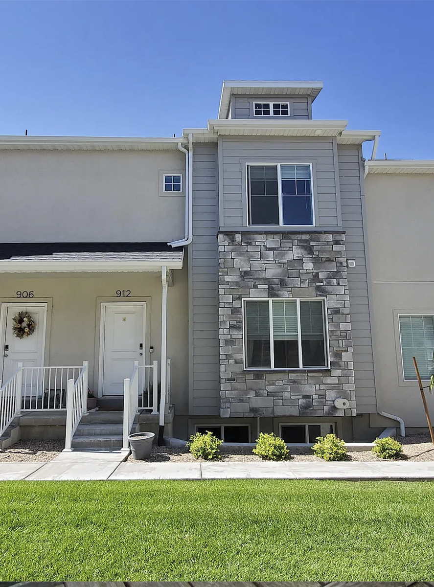 3 Bed / 2.5 Bath Townhome with 2-Car Garage – Great Location!