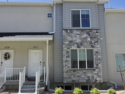3 Bed / 2.5 Bath Townhome with 2-Car Garage – Great Location!