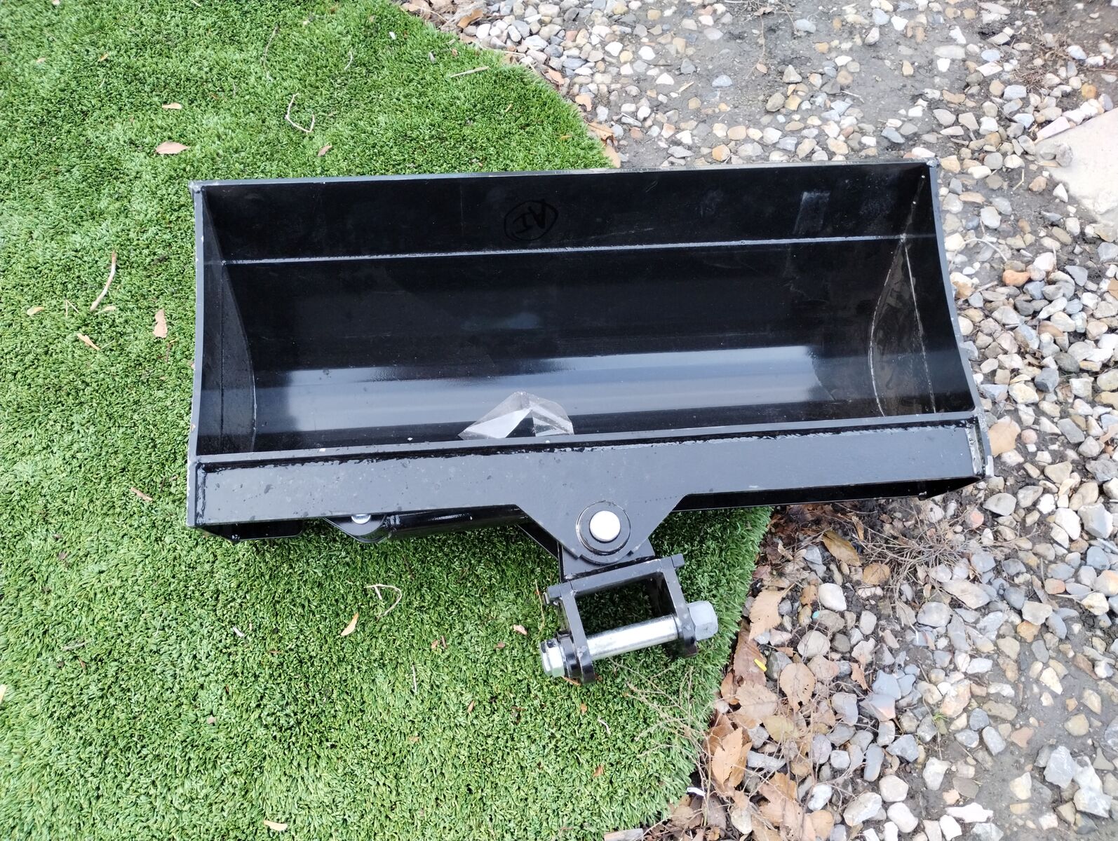 32 IN ARTICALATING BUCKET GRADEING BUCKET  AND QUICK CONECT AND A THUMB