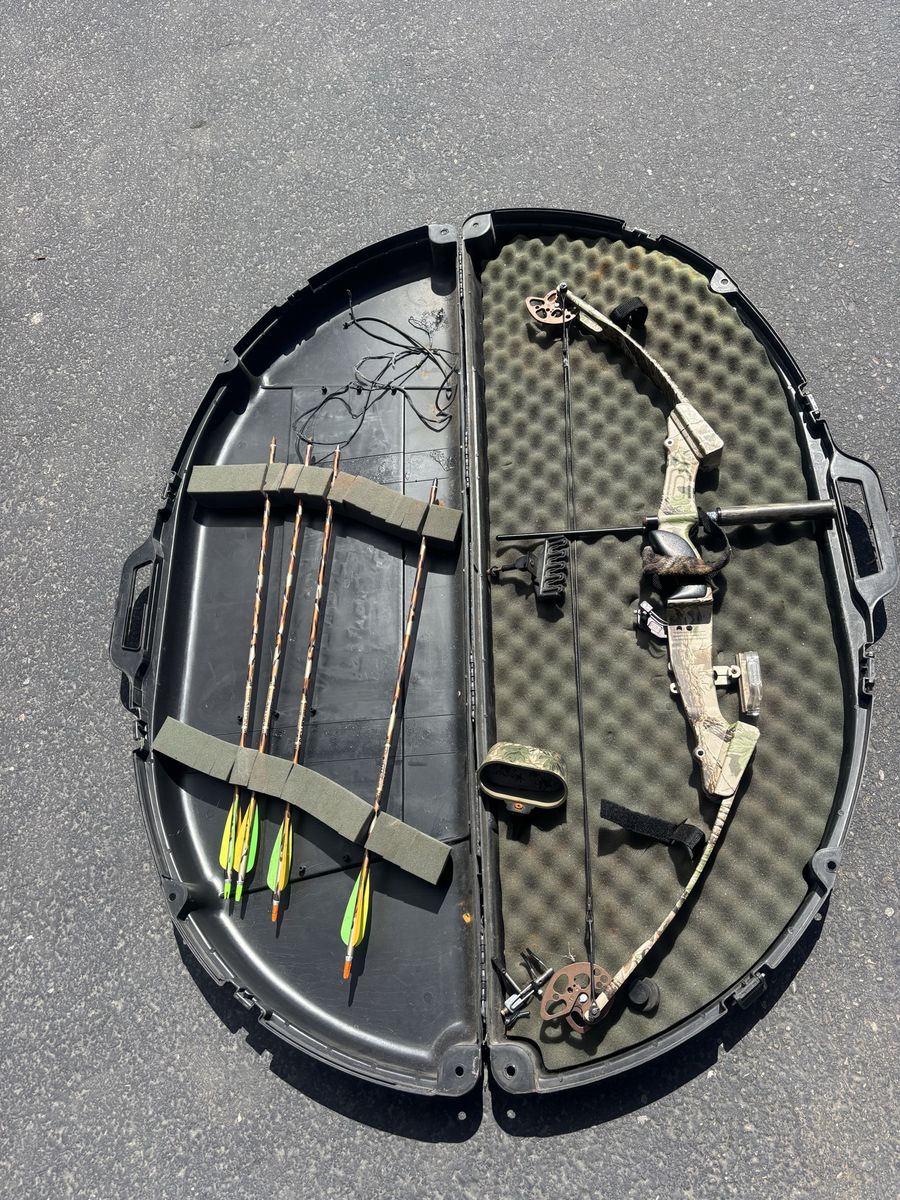 Camo Compound Bow with Hard Case & Arrows - Hunting/Archery Set