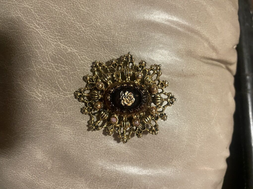 Vintage Gold Tone Cameo Brooch