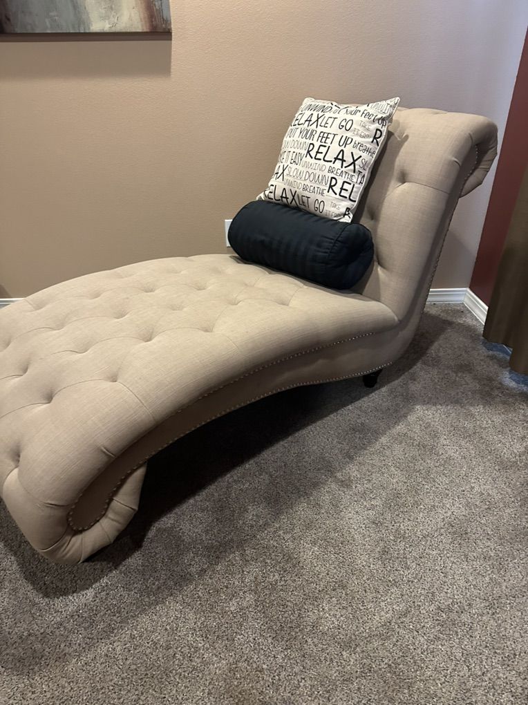Tufted Chaise Lounge