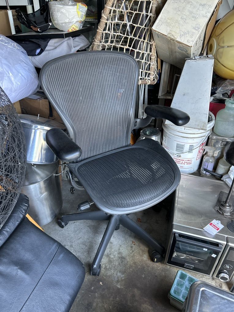 Herman Miller Aeron Chair Size B. Read Description