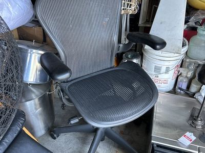 Herman Miller Aeron Chair Size B. Read Description
