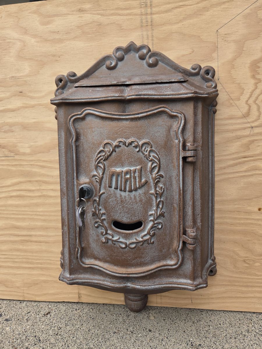 Vintage-Style Colonial Locking Wall Mount Mailbox - USPS Approved with Keys