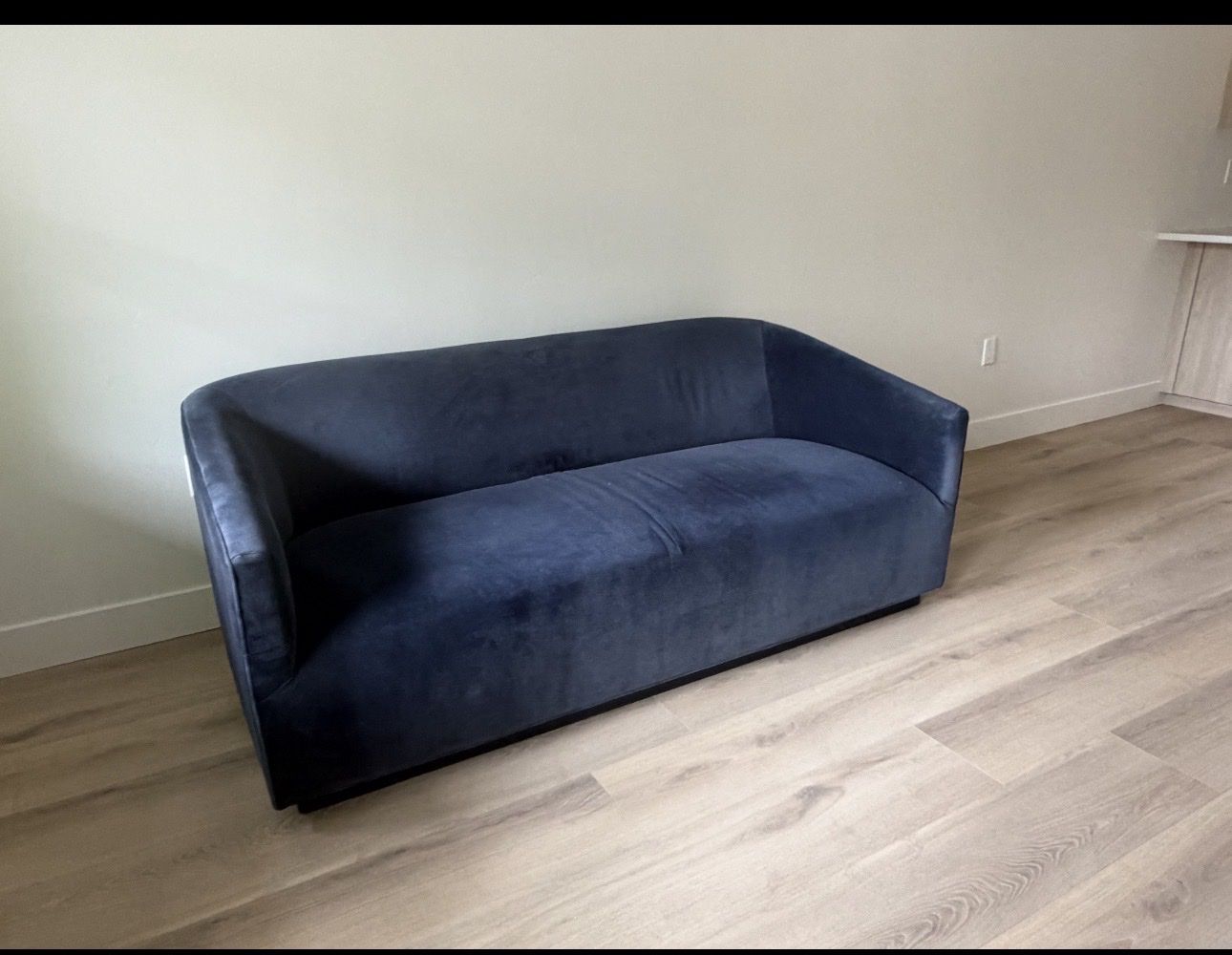 Luxurious Navy Blue Velvet Settee - Modern Curved Loveseat Sofa