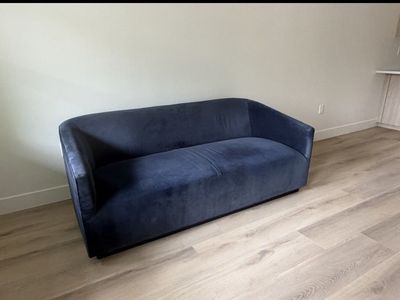 Luxurious Navy Blue Velvet Settee - Modern Curved Loveseat Sofa