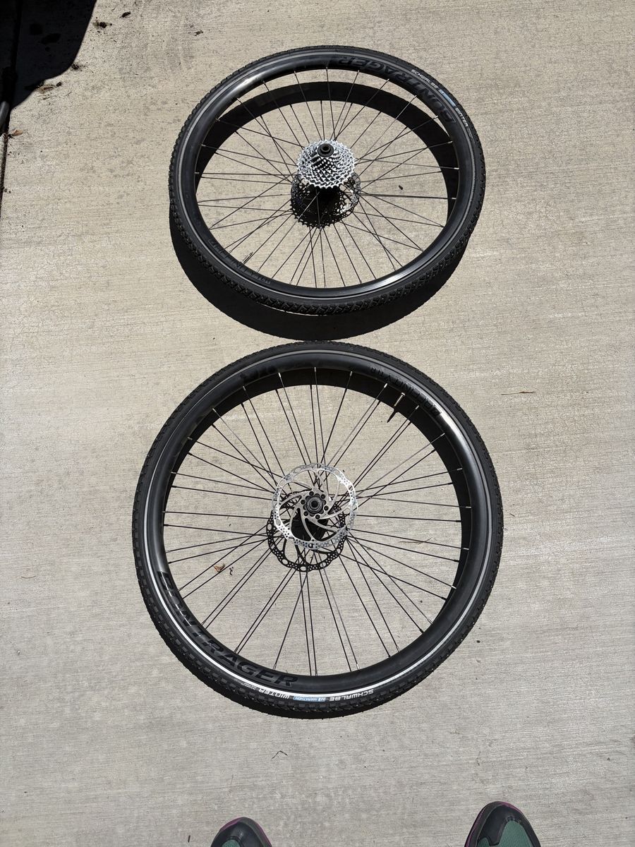 Bontrager Affinity TLR 700c Road / gravel Wheels with Schwalbe marathon winter tires