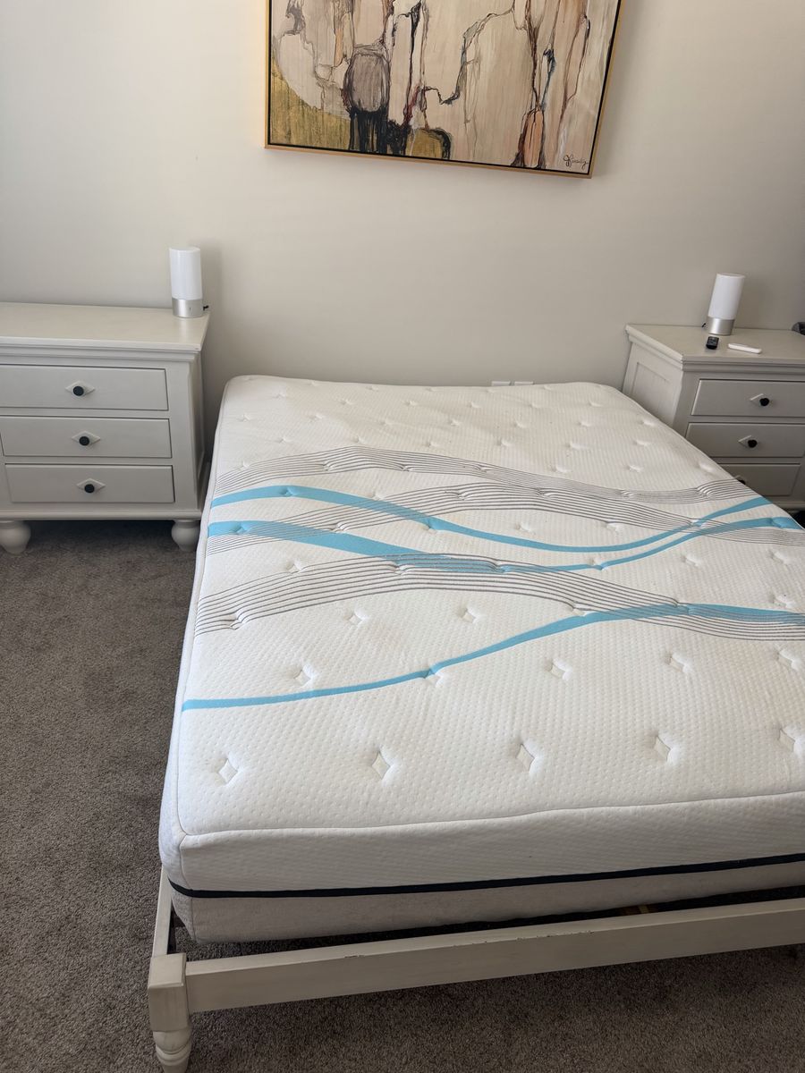 Gorgeous Chunky off White Wood Queen Bedroom Set 