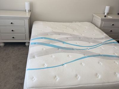 Gorgeous Chunky off White Wood Queen Bedroom Set