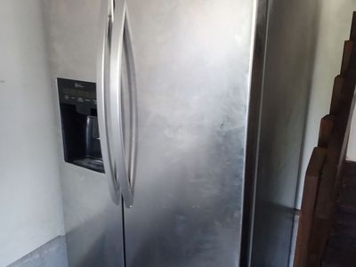 LG 26 Cu Ft Stainless Side-by-Side Refrigerator w/ Ice & Water - Excellent Condition