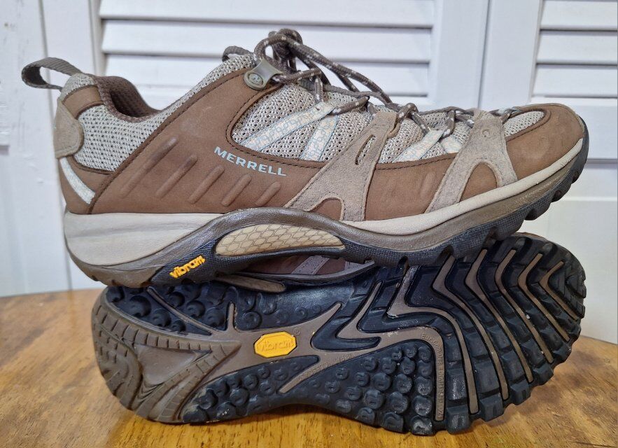Nice pair of Womens Merrell Siren Hiking shoes 9.5