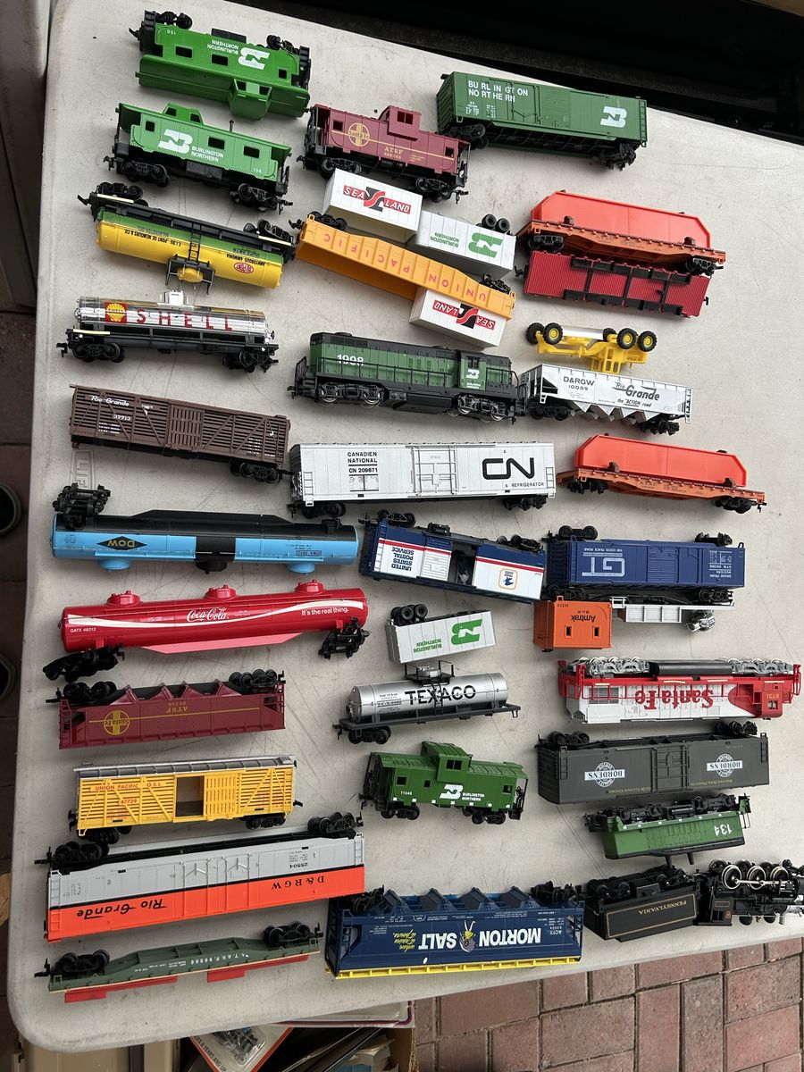 BIG LOT OF HO SCALE AHM TYCO BACHMANN ASSORTED DIESEL LOCOMOTIVES & CARS & MORE!