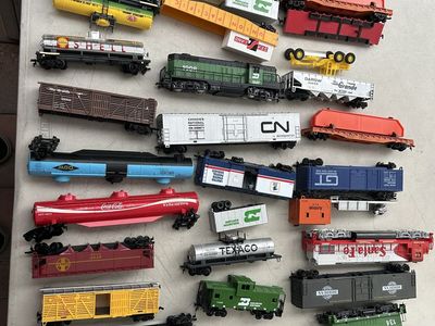 BIG LOT OF HO SCALE AHM TYCO BACHMANN ASSORTED DIESEL LOCOMOTIVES & CARS & MORE!
