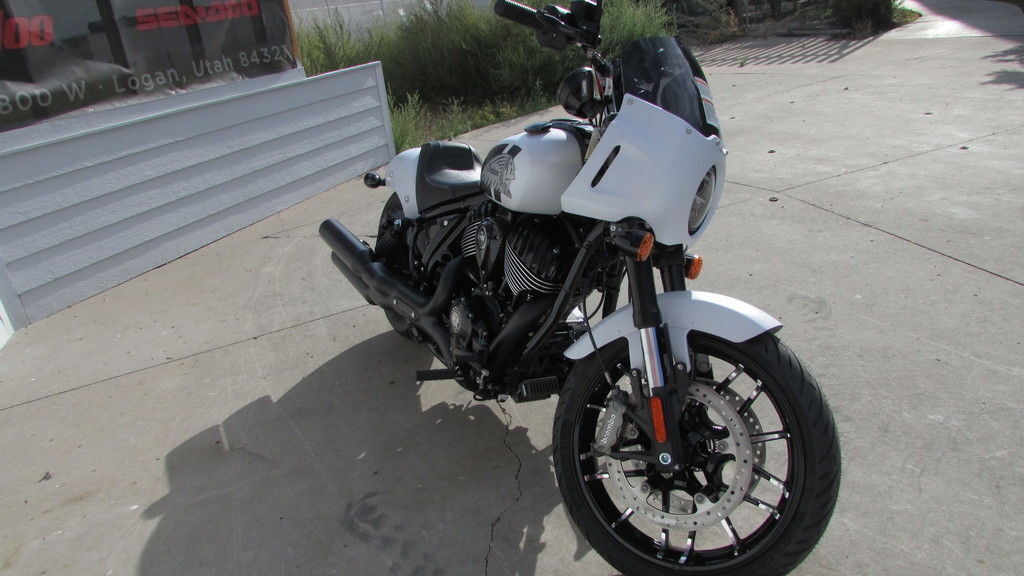 2025 Indian Motorcycle® Sport Chief Ghost White Metallic Smoke