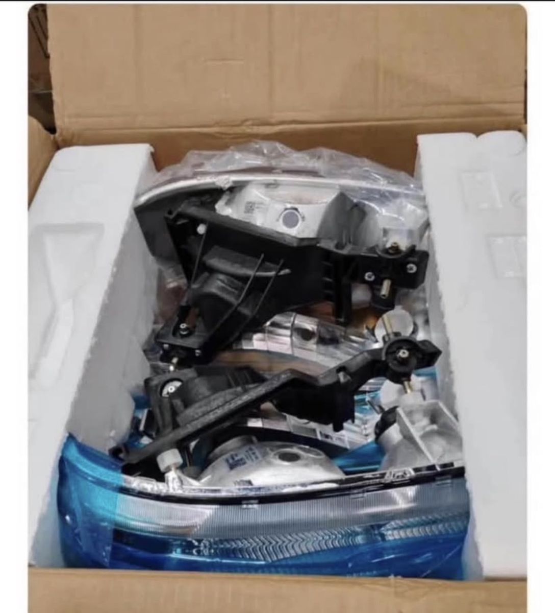 Brand New Set Headlights fits 1999-2006 GMC Sierra GMC Yukon Brand New