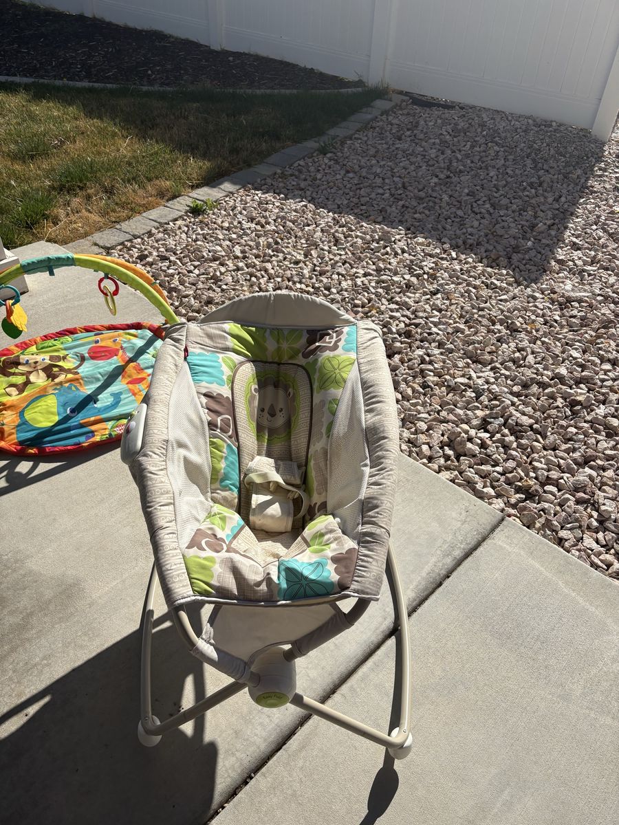 Fisher-Price Infant-to-Toddler Rocker - Jungle Fun Pattern, Portable Bouncer Seat