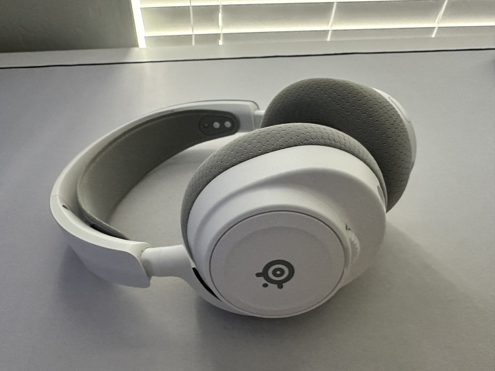 SteelSeries Arctis 7+ Wireless Gaming Headset | White | DTS Headphone :X v2.0 | 30-Hour Battery | Retractable Mic