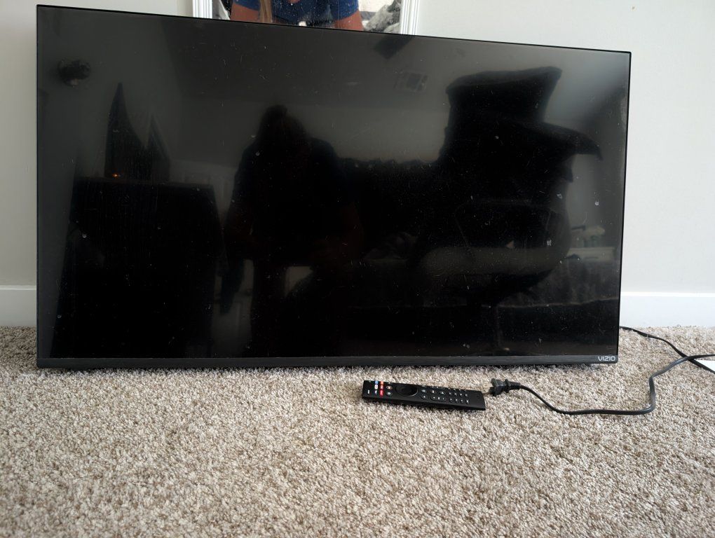 Vizio Smart LED TV 32" with Remote - Good Condition