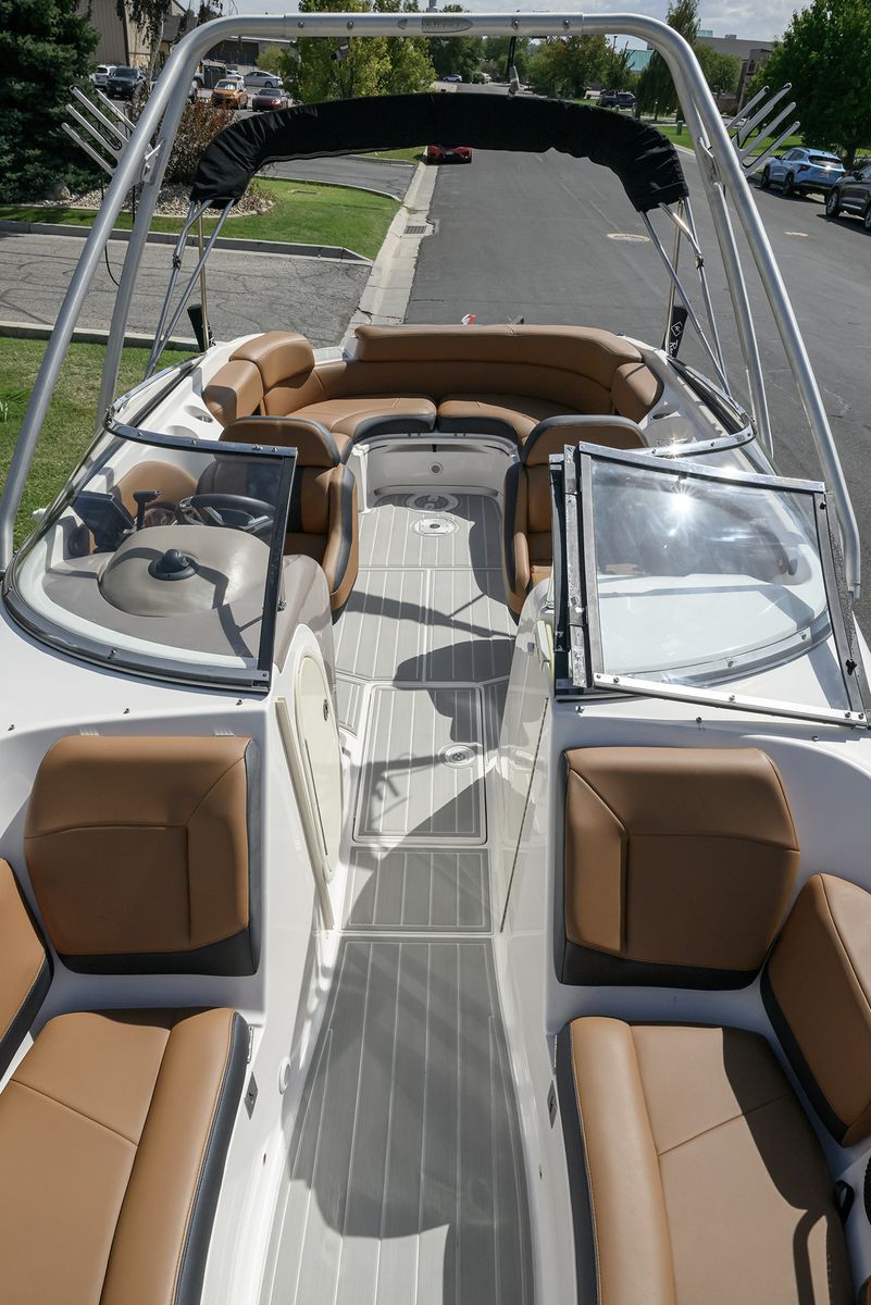2004 Regal 2400 Boat