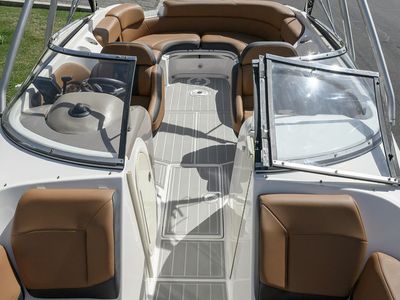 2004 Regal 2400 Boat