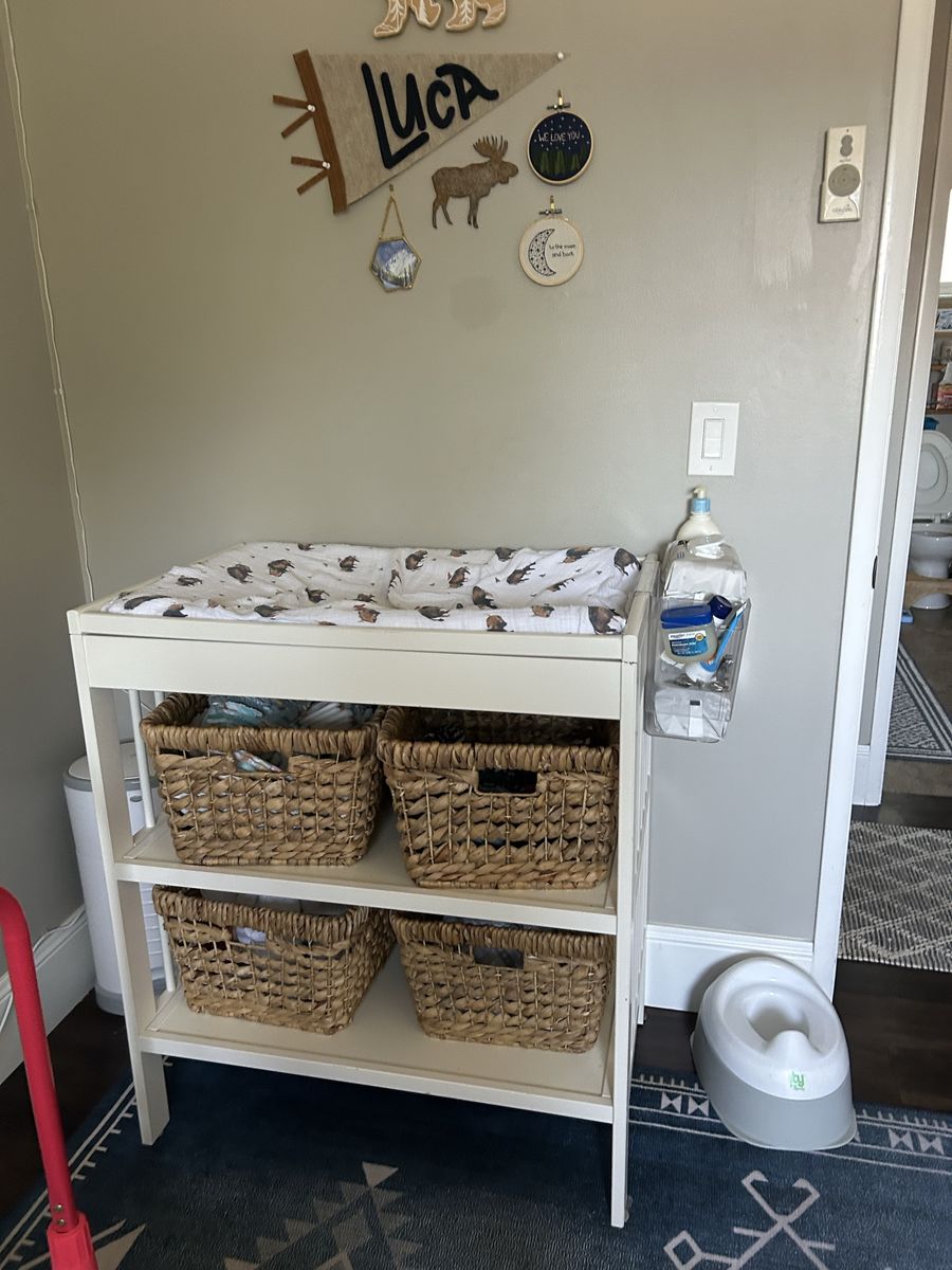White Wood Baby Changing Table with Storage Baskets, changing pad+ cover, and Diaper Caddy - great condition