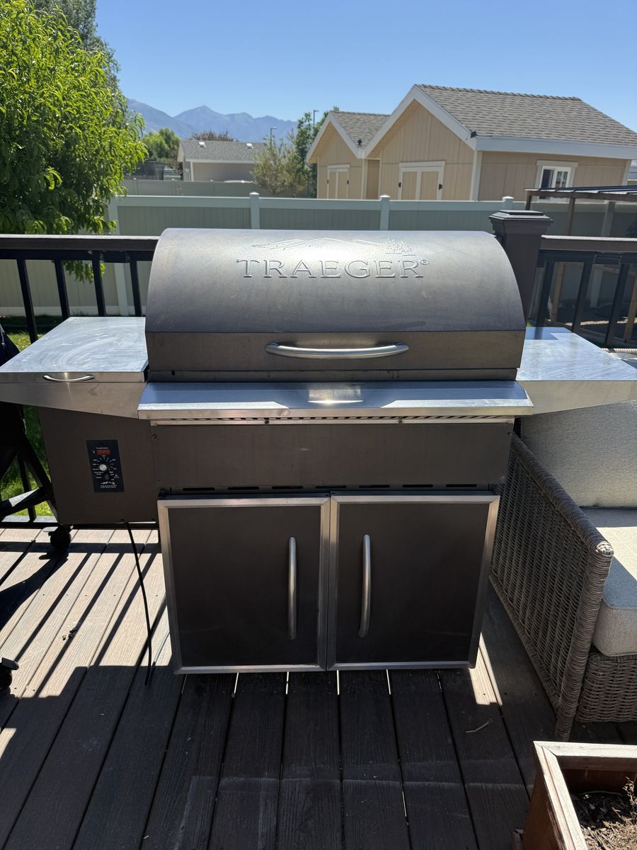 Traeger Elite Wood Pellet Grill and smoker