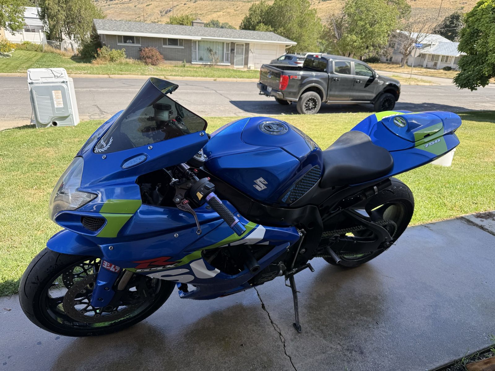 Suzuki GSX-R750 Sportbike - Blue and Green 40 Anniversary Edition 
