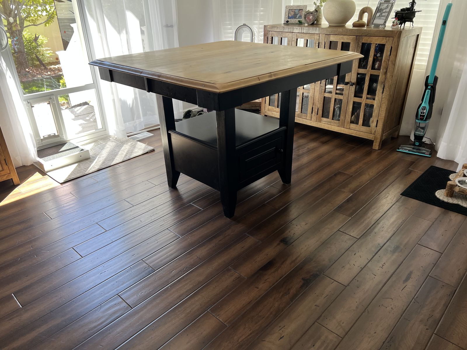 Kitchen table and 6 matching chgairs