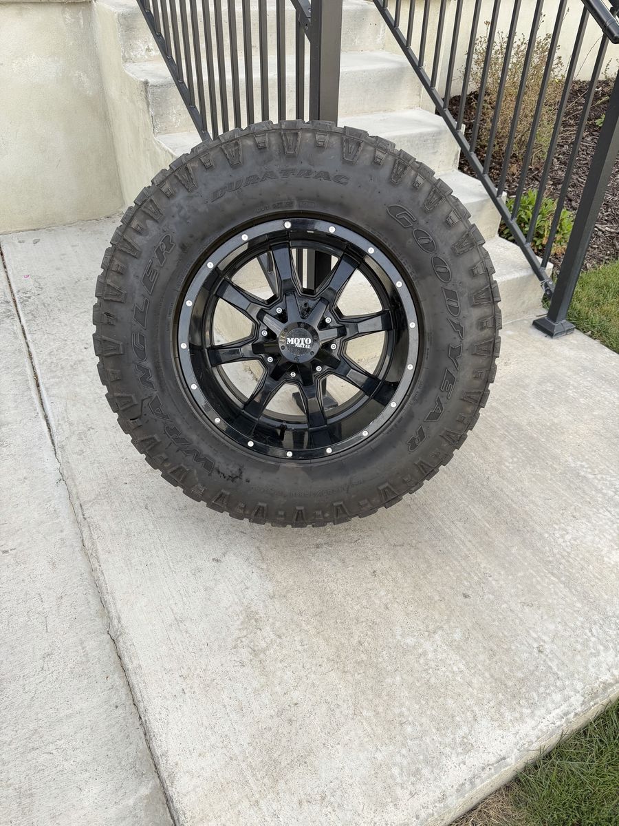 Ford F150 Toyota GMC Rims and tires 285/75R18