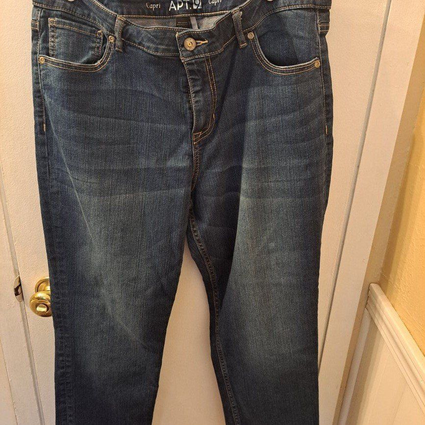 Cute womens Apt 9 brand capri jeans