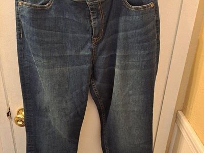 Cute womens Apt 9 brand capri jeans
