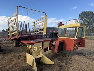 New Holland Self-Propelled Bale Wagon