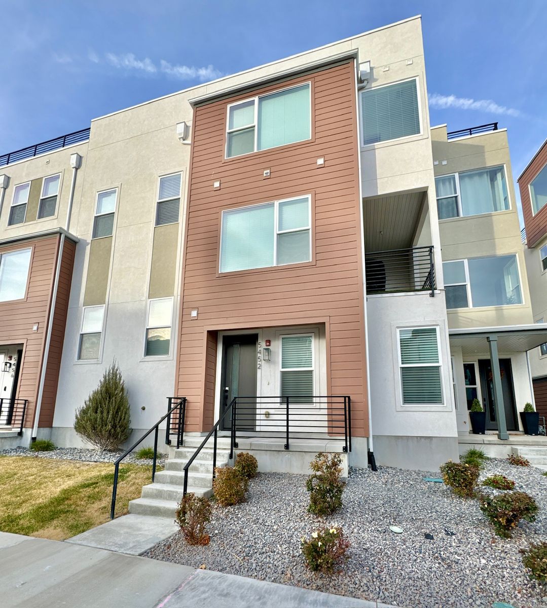 Daybreak Furnished Townhome w/ Rooftop, Fire Pit & Office – South Jordan