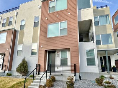 Daybreak Furnished Townhome w/ Rooftop, Fire Pit & Office – South Jordan