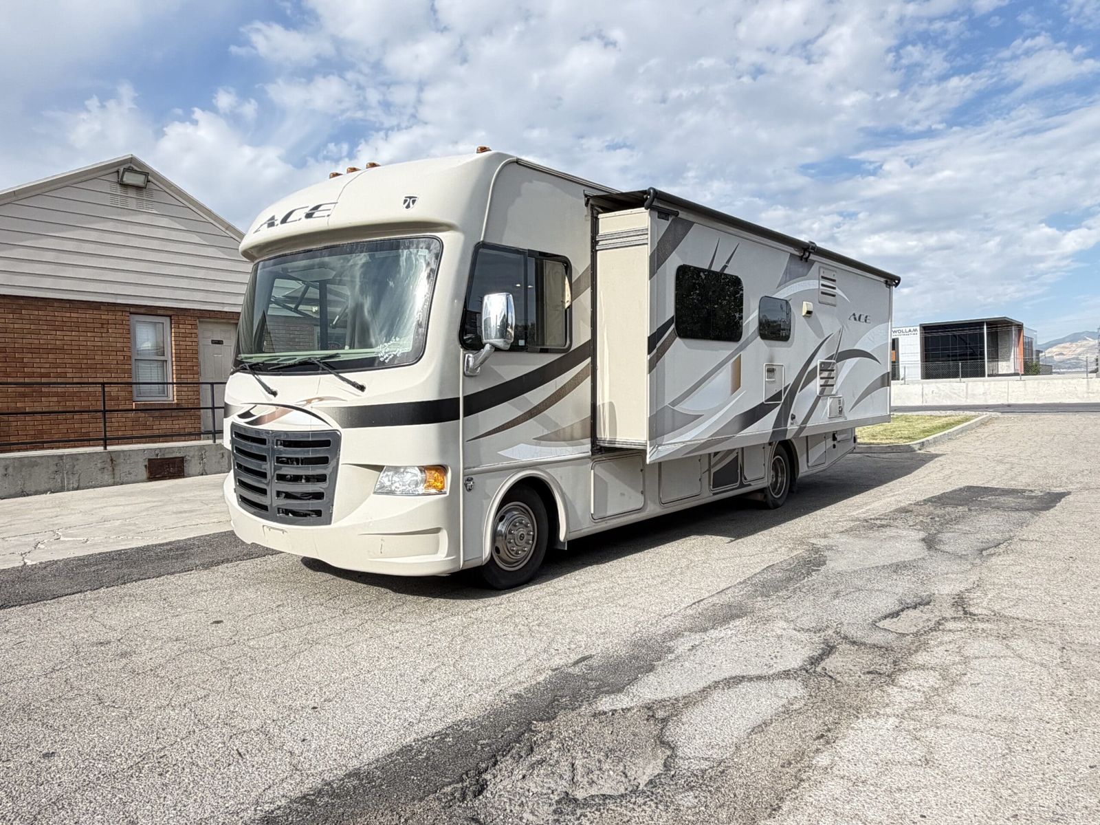 2015 Thor A.C.E 29.3 Slide & Low Miles